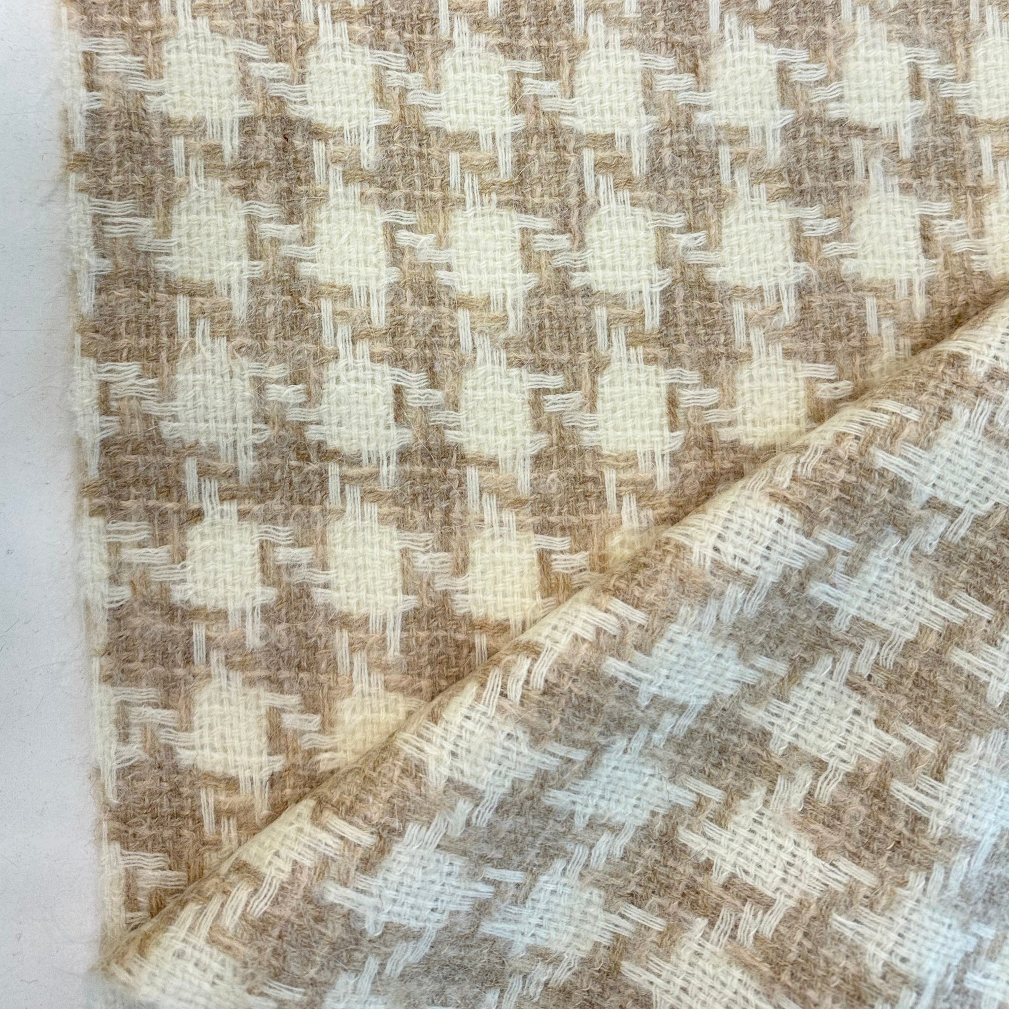 Oversized Houndstooth Wool Mohair Mix Boucle Tweed White And Light Badge